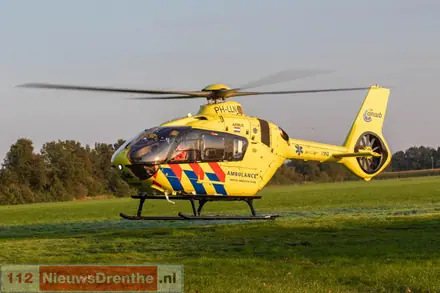 Fietser raakt zwaargewond na val op smalle weg in Den Hool. Man kreeg tik van voorbijrijdende auto — foto 2 van 5