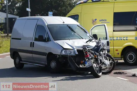 Motorrijder gewond door botsing in Nieuw-Amsterdam — foto 1 van 3