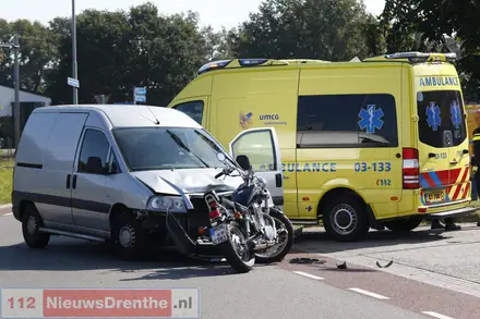 Motorrijder gewond door botsing in Nieuw-Amsterdam — foto 3 van 3