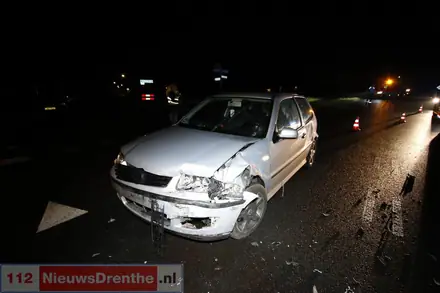 Twee auto botsen op elkaar bij Achterste Erm — foto 1 van 3