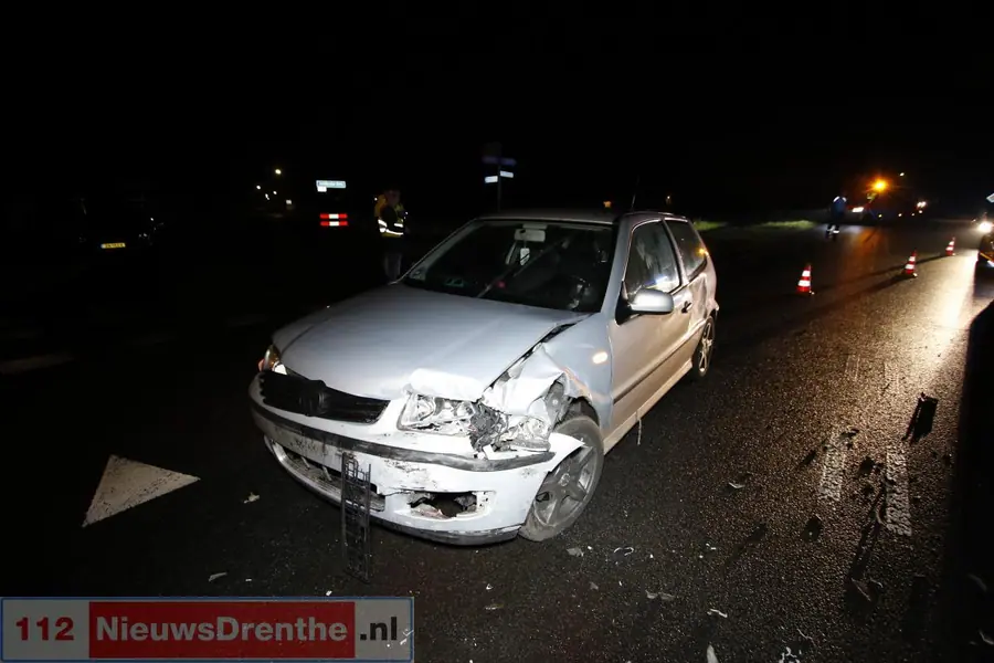Twee auto botsen op elkaar bij Achterste Erm