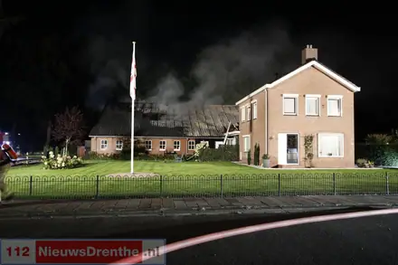 Uitslaande brand verwoest schuur bij woonboerderij op Erica — foto 1 van 8