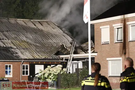 Uitslaande brand verwoest schuur bij woonboerderij op Erica — foto 4 van 8