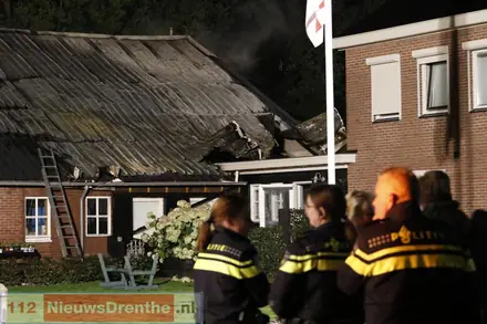 Uitslaande brand verwoest schuur bij woonboerderij op Erica — foto 8 van 8