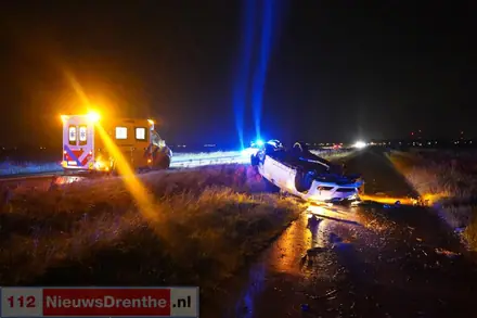 Auto belandt op de kop naast de N379 bij Valthermond — foto 2 van 2