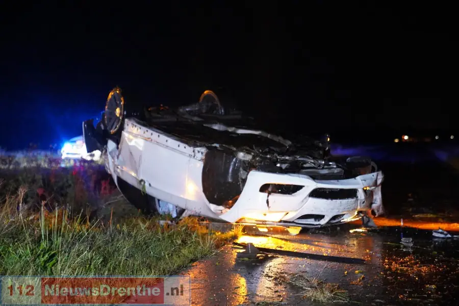 Auto belandt op de kop naast de N379 bij Valthermond