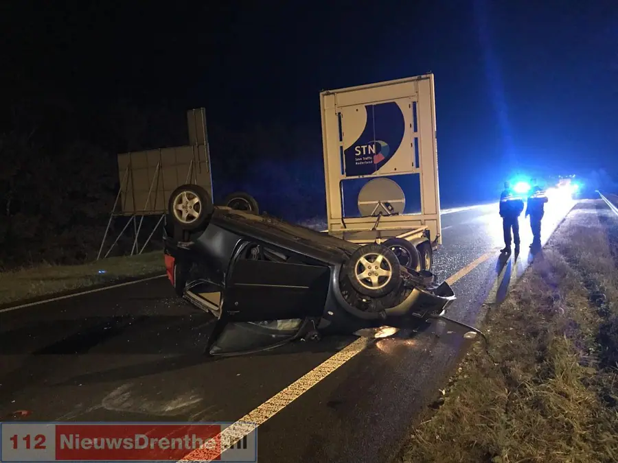 Automobiliste raakt zwaargewond op N34 bij Erm. Vrouw rijdt tegen een pijlwagen aan en de dissel hiervan schiet dwars door de auto