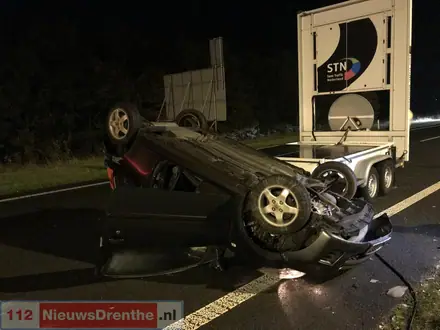 Automobiliste raakt zwaargewond op N34 bij Erm. Vrouw rijdt tegen een pijlwagen aan en de dissel hiervan schiet dwars door de auto — foto 2 van 3