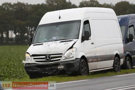Kop-staartbotsing tussen drie voertuigen op de N381 — foto 2 van 3