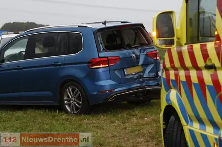 Kop-staartbotsing tussen drie voertuigen op de N381 — foto 1 van 3