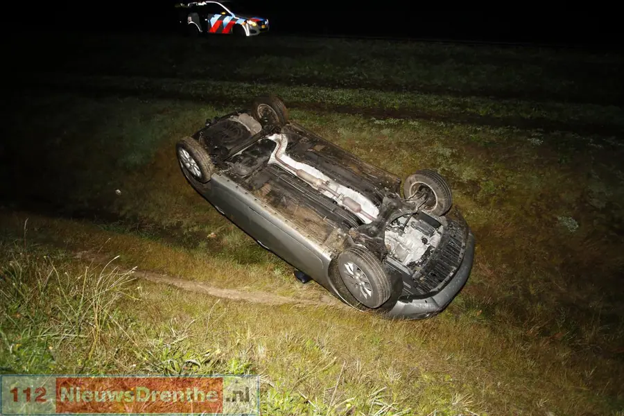 Auto op de kop in de sloot naast de N34