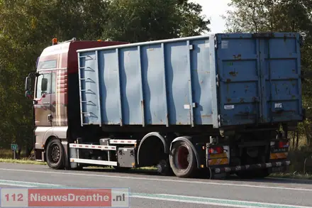 Twee verloren wielen van vrachtwagen raken twee auto’s op de N391 — foto 4 van 4