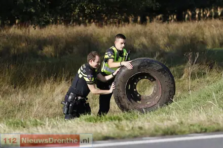 Twee verloren wielen van vrachtwagen raken twee auto’s op de N391 — foto 1 van 4