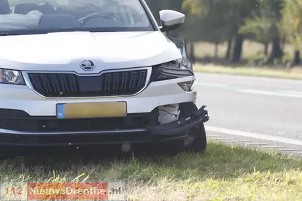 Twee verloren wielen van vrachtwagen raken twee auto’s op de N391 — foto 2 van 4