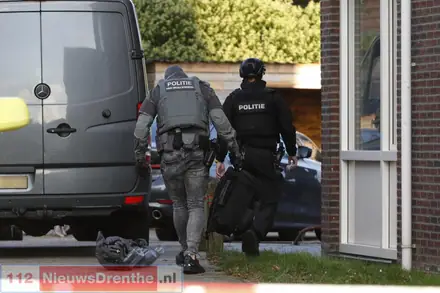 Arrestatieteam aanwezig bij wooncomplex in Emmen — foto 2 van 2