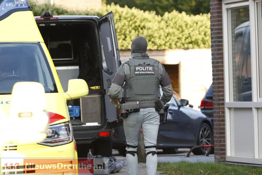 Arrestatieteam aanwezig bij wooncomplex in Emmen
