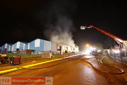 Uitslaande brand in bedrijfspand Klazienaveen: ‘Geen houden meer aan’ — foto 1 van 7
