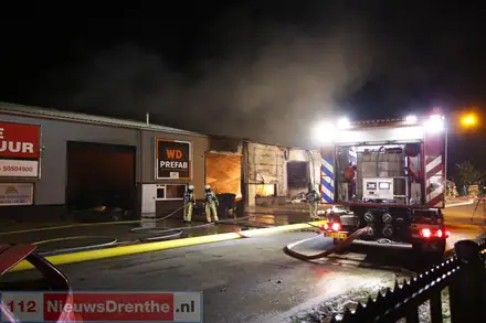 Uitslaande brand in bedrijfspand Klazienaveen: ‘Geen houden meer aan’ — foto 3 van 7