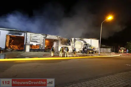Uitslaande brand in bedrijfspand Klazienaveen: ‘Geen houden meer aan’ — foto 4 van 7