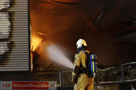 Uitslaande brand in bedrijfspand Klazienaveen: ‘Geen houden meer aan’ — foto 6 van 7