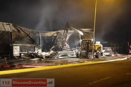 Uitslaande brand in bedrijfspand Klazienaveen: ‘Geen houden meer aan’ — foto 7 van 7