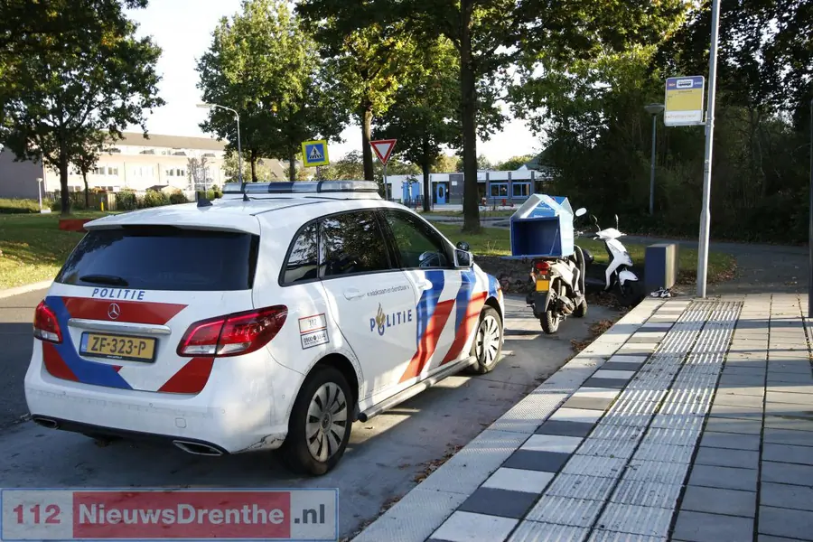 Pizzabezorger met scooter onderuit op de Veldstukken in Emmen