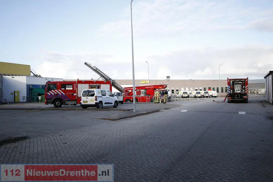 Dakbrand bij een bedrijf in Emmen
