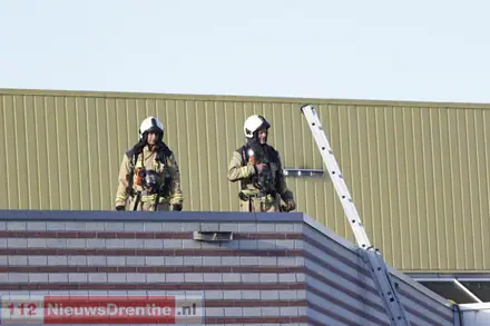Dakbrand bij een bedrijf in Emmen — foto 2 van 4