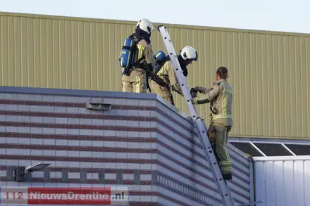 Dakbrand bij een bedrijf in Emmen — foto 3 van 4