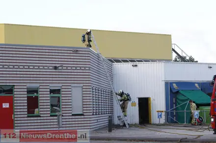 Dakbrand bij een bedrijf in Emmen — foto 4 van 4