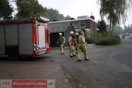 Brand in woning Emmen. Huis staat vol zwarte rook, twee naastgelegen woningen zijn ontruimd — foto 2 van 6