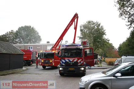 Brand in woning Emmen. Huis staat vol zwarte rook, twee naastgelegen woningen zijn ontruimd — foto 6 van 6