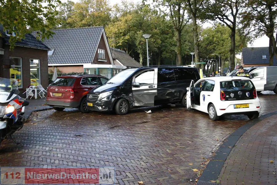 Drie auto’s botsen op elkaar in hartje Odoorn. Dorpshart tijdelijk afgesloten