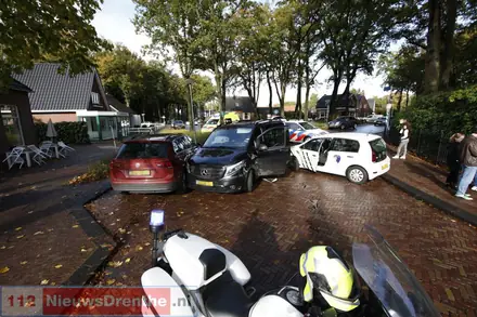 Drie auto’s botsen op elkaar in hartje Odoorn. Dorpshart tijdelijk afgesloten — foto 3 van 3