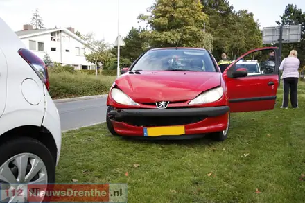 Verkeer in het centrum van Emmen staat vast door een ongeval op de Van Schaikweg. Automobiliste moet mee naar ziekenhuis — foto 2 van 3