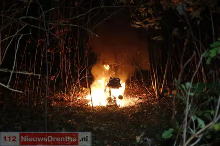 Scooter brandt uit in bosjes in Emmen — foto 3 van 4