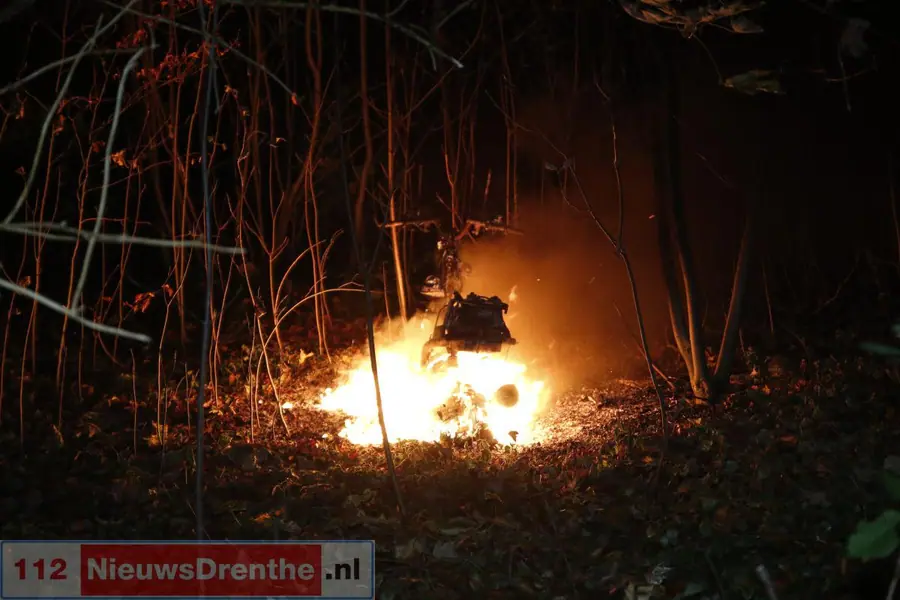 Scooter brandt uit in bosjes in Emmen