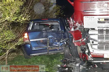N34 dicht bij Gieten door ongeluk met meerdere voertuigen — foto 2 van 6