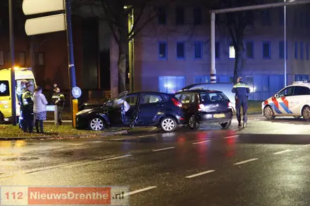 Twee auto’s betrokken bij ongeluk op kruispunt met verkeerslichten in Emmen — foto 2 van 3