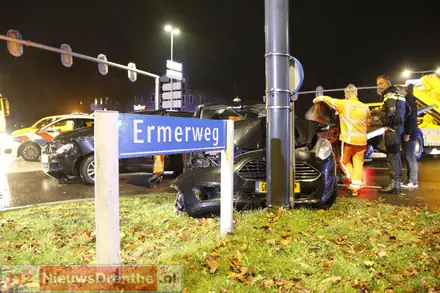 Twee auto’s betrokken bij ongeluk op kruispunt met verkeerslichten in Emmen — foto 3 van 3