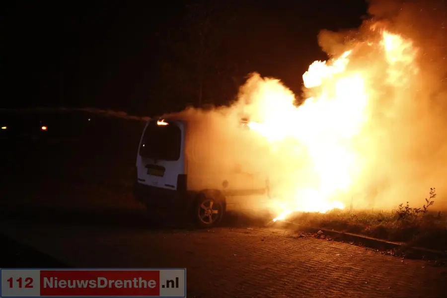 Bestelauto volledig in vlam aan de Horstingerend in Erm