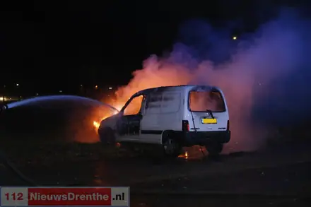 Bestelauto volledig in vlam aan de Horstingerend in Erm — foto 2 van 4
