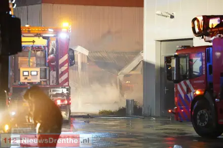 Uitslaande brand in houtwerkplaats in Emmen — foto 2 van 3