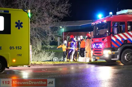 Auto op de kop in de sloot in Ter Apel, 77-jarige man overleden — foto 2 van 7