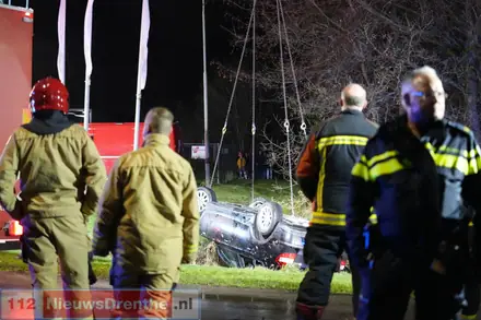 Auto op de kop in de sloot in Ter Apel, 77-jarige man overleden — foto 1 van 7