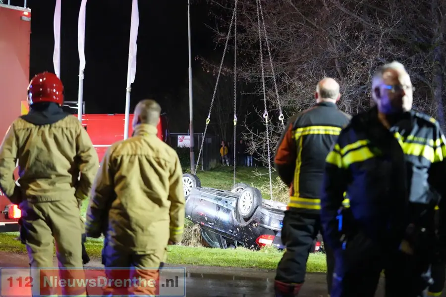 Auto op de kop in de sloot in Ter Apel, 77-jarige man overleden