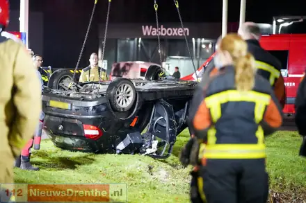 Auto op de kop in de sloot in Ter Apel, 77-jarige man overleden — foto 3 van 7