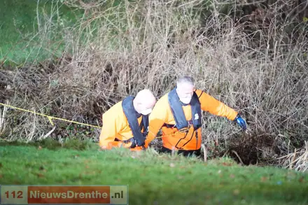 Auto op de kop in de sloot in Ter Apel, 77-jarige man overleden — foto 5 van 7