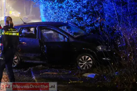 Bestuurder verliest de macht over het stuur op de Boermarkeweg in Emmen — foto 3 van 4