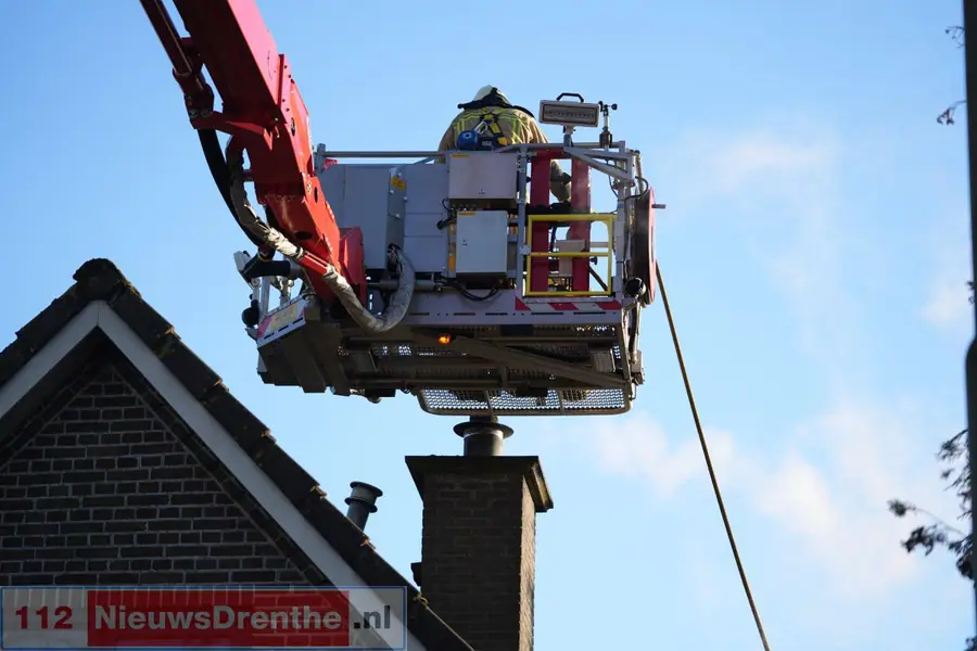 Brandweer blust schoorsteenbrand aan de Hoofdstraat in Valthe